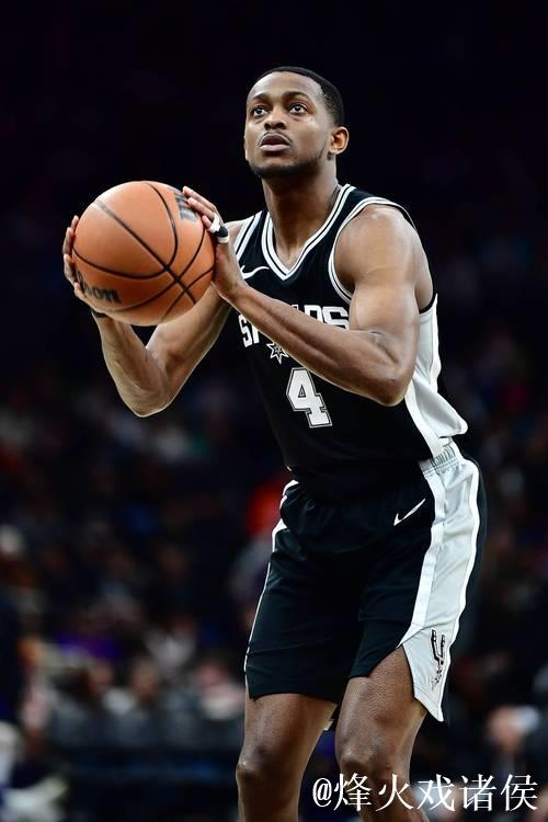 福克斯中路突篮下 以一打三上篮命中